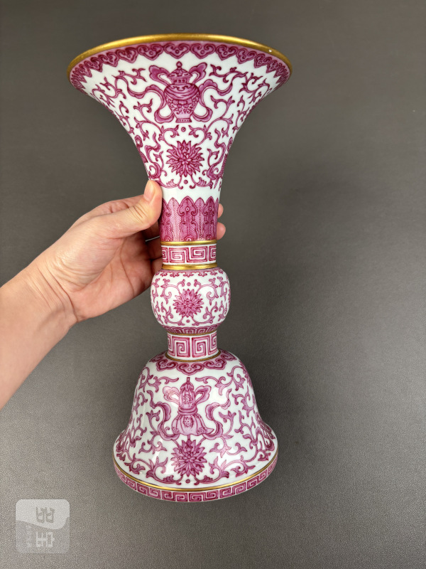 清乾隆 胭脂红彩八宝纹花觚 - 图9